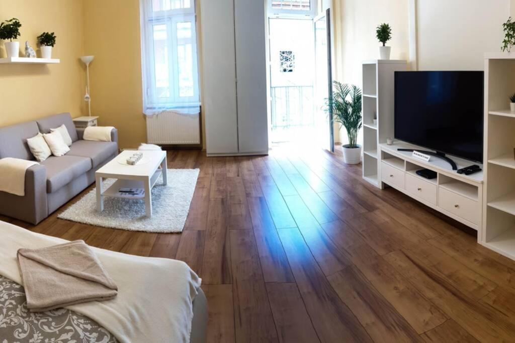 Corvin City Center Kisfaludy Apartman Lägenhet Budapest Exteriör bild